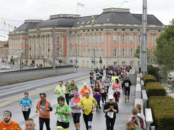 Auch in diesem Jahr werden die Läuferinnen und Läufer wieder über die Lange Brücke laufen (Archivfoto von 2019).