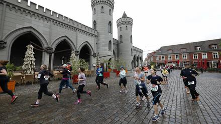 Läuferinnen und Läufer passieren das Nauener Tor (Archivfoto von 2019).