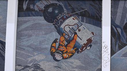 Das Mosaik "Der Mensch bezwingt den Kosmos" des DDR-Künstlers Fritz Eiselam am Rechenzentrum ist denkmalgeschützt.