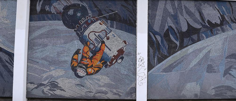 Das Mosaik "Der Mensch bezwingt den Kosmos" des DDR-Künstlers Fritz Eiselam am Rechenzentrum ist denkmalgeschützt.