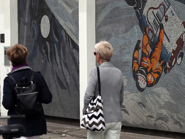 Das Mosaik "Der Mensch bezwingt den Kosmos" am Rechenzentrum in der Potsdamer Innenstadt.