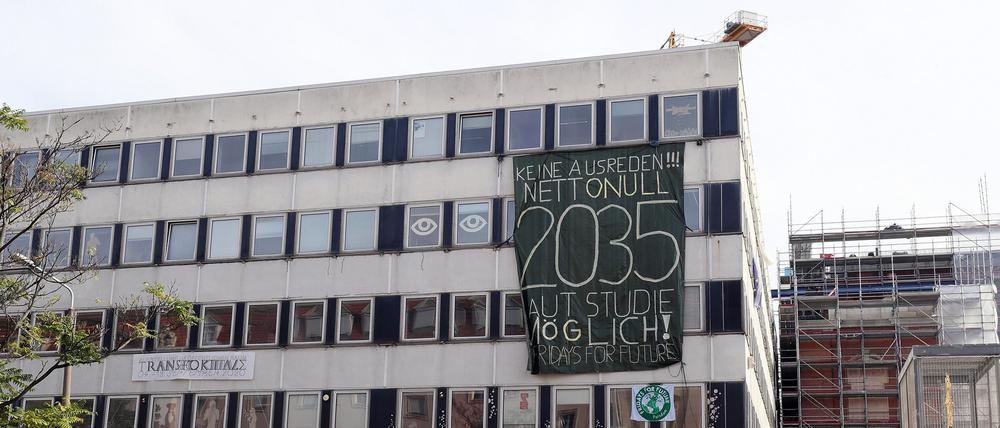 Mit einem Banner protestieren die Potsdamer Anhänger von Fridays-for-Future am Rechenzentrum. 