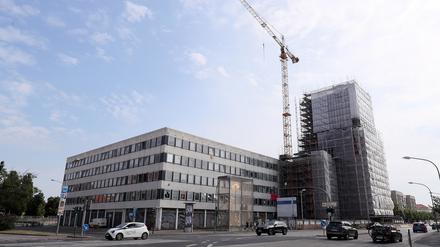 Debatte um Denkmalschutz: Das Rechenzentrum und die benachbarte Baustelle des Garnisonkirchturm-Wiederaufbaus.