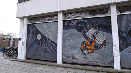 Blickfang am Kreativhaus Rechenzentrum: Das Mosaik „Der Mensch bezwingt den Kosmos“ von Fritz Eisel