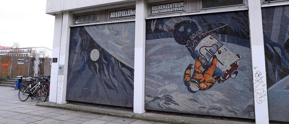 Blickfang am Kreativhaus Rechenzentrum: Das Mosaik „Der Mensch bezwingt den Kosmos“ von Fritz Eisel