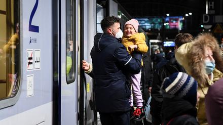 Ein Helfer hebt ein Kind aus der Ukraine aus dem in Berlin eingetroffenen Zug.