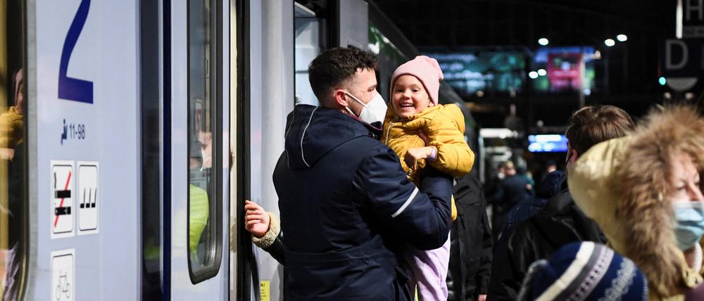 Ein Helfer hebt ein Kind aus der Ukraine aus dem in Berlin eingetroffenen Zug.