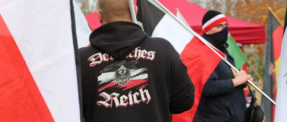 Rechtsextremisten aus der Reichsbürgerszene demonstrierten am Neuen Palais für die Rückkehr zur Monarchie.