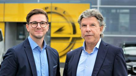 Renzo Schachtschneider (l.) hat das Autohaus seines Vaters Klaus-Peter Schachtschneider übernommen. Der Senior führte 40 Jahre das Unternehmen. 