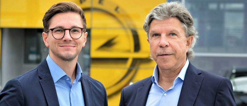 Renzo Schachtschneider (l.) hat das Autohaus seines Vaters Klaus-Peter Schachtschneider übernommen. Der Senior führte 40 Jahre das Unternehmen. 