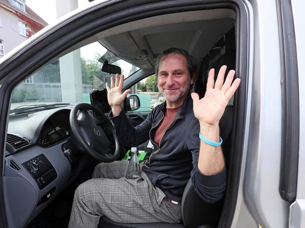 Lajos Talamonti sitzt vorne im Minivan. 