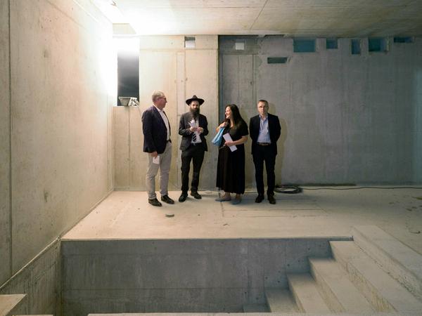 Architekt Jost Haberland, Rabbiner David Gewirtz, Kulturministerin Manja Schüle (SPD) und Finanzstaatssekretär Frank Stolper (v.l.n.r.) am künftigen Mikwe-Becken.