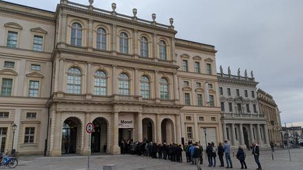 Schlange vor dem Museum Barberini Potsdam kurz vor Eröffnung der Monet-Schau.