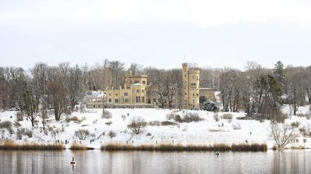 Traumhafter Anblick: Schneegestöber am Schloss Babelsberg.