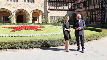 Bundespräsident Frank-Walter Steinmeier mit seiner Frau Elke Büdenbender im Hof des Schlosses Cecilienhof.