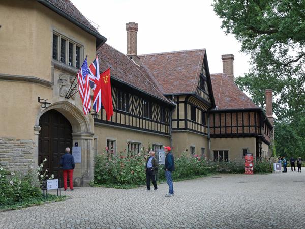 Im Schloss Cecilienhof wird eine Sonderausstellung anläßlich des 75. Jubiläums der Potsdamer Konferenz gezeigt.