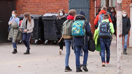 Schülerinnen und Schüler eines Potsdamer Gymnasiums nach der kurzzeitigen Rückkehr aus dem Lockdown.