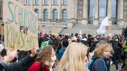 Am 14. Dezember 2018 demonstrierten Schülergruppen unter dem Motto "Streik für das Klima" vor dem Deutschen Bundestag in Berlin.