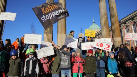 Mehr als 300 Potsdamer Schüler demonstrieren unter dem Motto "Fridays for Future" für besseren Klimaschutz am Landtag in Potsdam.