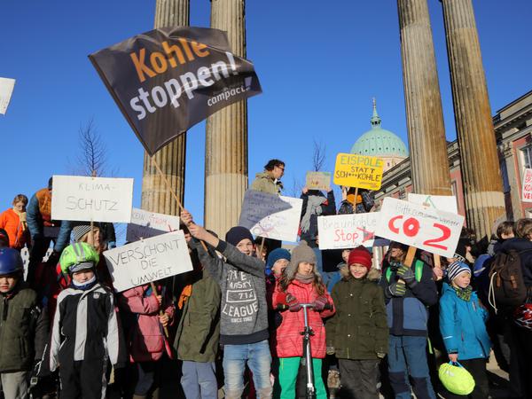 Mehr als 300 Potsdamer Schüler demonstrieren unter dem Motto "Fridays for Future" für besseren Klimaschutz am Landtag in Potsdam.