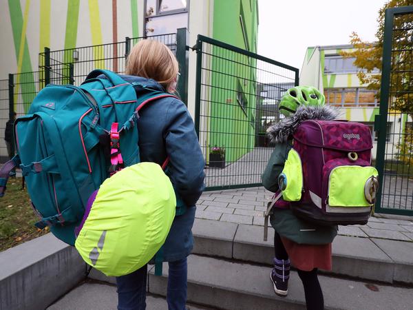 Zwei Schulkinder am ersten Schultag nach den Herbstferien,  hier an der Rosa-Luxemburg-Schule.