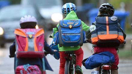 Durch die Rückkehr zum Präsenzunterricht sind wieder mehr Kinder mit dem Rad unterwegs. 