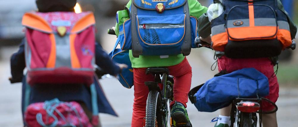 Durch die Rückkehr zum Präsenzunterricht sind wieder mehr Kinder mit dem Rad unterwegs. 