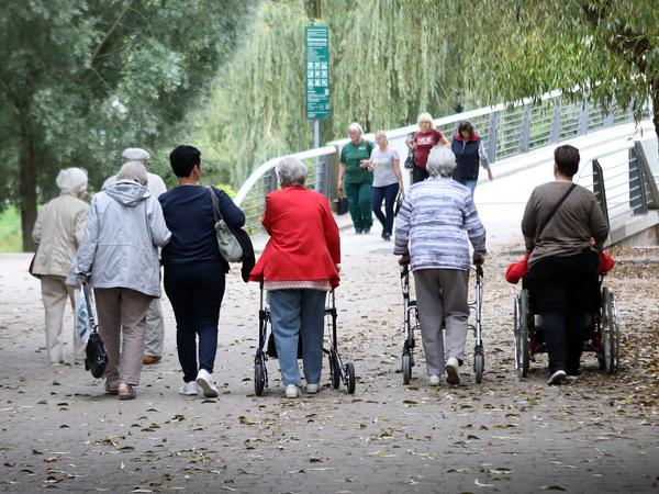 Senioren beim Spaziergang in Potsdam (Symbolbild).