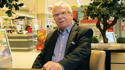 Siegfried Grube, feiert 30 Jahre als selbstständiger Händler. Und beschenkt Bergmann-Mitarbeitende.