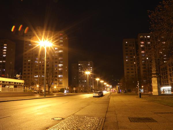 Die Breite Straße am späten Donnerstagabend, nur wenige Stunden vor dem Jahreswechsel, war menschenleer.