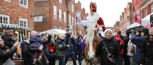 Am Samstag hat Sinterklaas das gleichnamige Fest im Holländischen Viertel eröffnet.