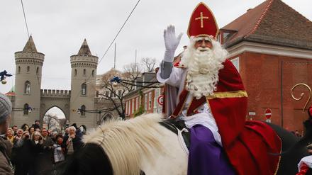 Sinterklaas lädt zum Fest im Holländischen Viertel.