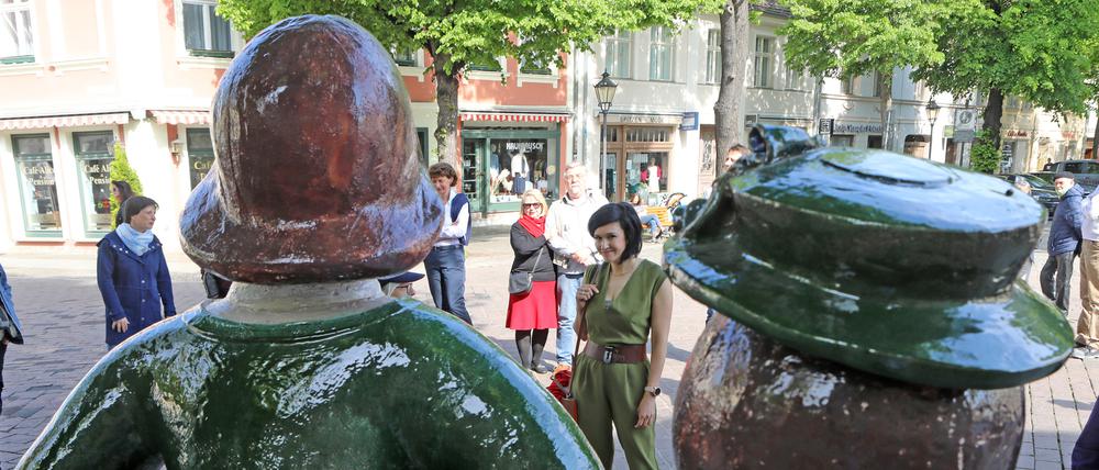 Die Skulpturengruppe "Familie Grün" ist wieder auf der Brandenburger Straße zu sehen.