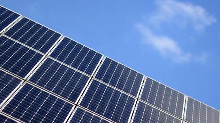 Eine großer Solarpark soll sauberen Strom erzeugen (Symbolbild).