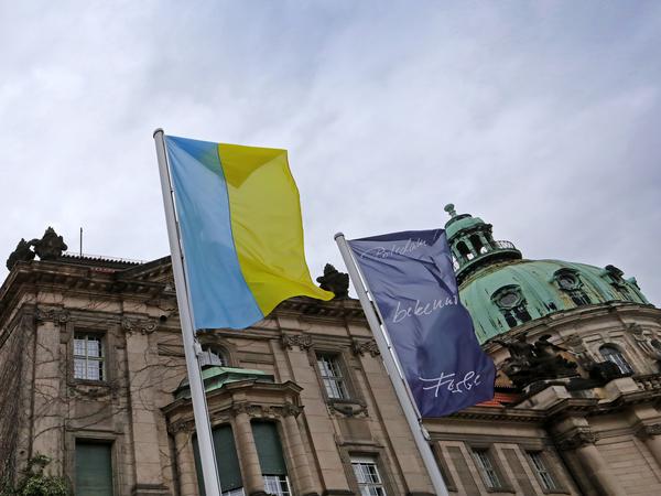 Die ukrainische Fahne weht vor dem Potsdams Rathaus.