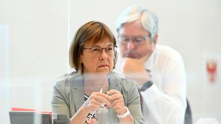 Gesundheitsministerin Ursula Nonnemacher (Grüne) während der Landtags-Sondersitzung in dieser Woche. Im Hintergrund: Wirtschaftsminister Jörg Steinbach (SPD).