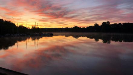 Bei einer Boots- oder Floßtour den Sonnenaufgang erleben: Das wären doch schöne Aussichten.