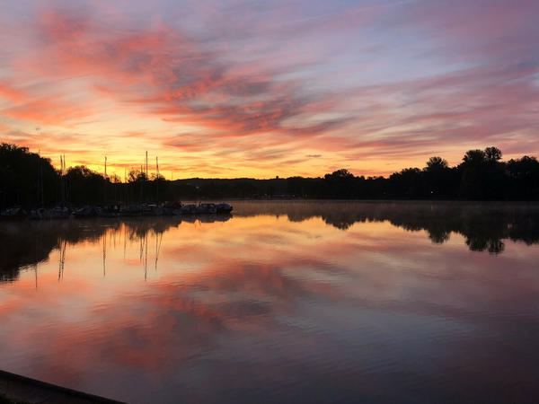 Bei einer Boots- oder Floßtour den Sonnenaufgang erleben: Das wären doch schöne Aussichten.