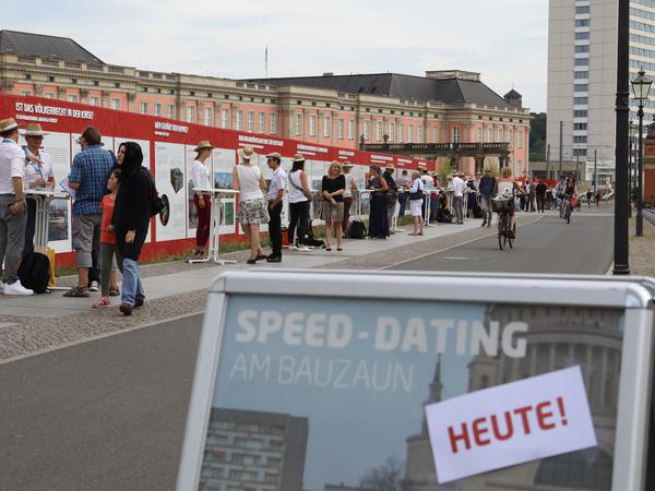 Die Open-Air-Ausstellung "Wissenschaft im Zentrum" beim Speed-Dating.