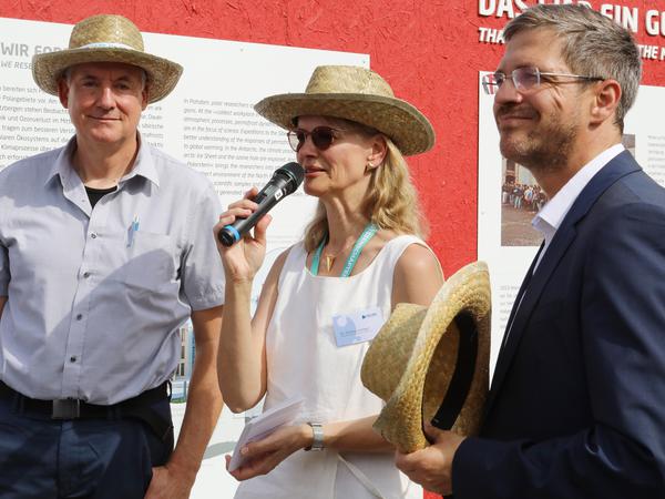 Oberbürgermeister Mike Schubert (SPD, r.) eröffnete gemeinsam mit Pro Wissen-Chefin Simone Leinkauf (M.) das Speed-Dating am Bauzaun.
