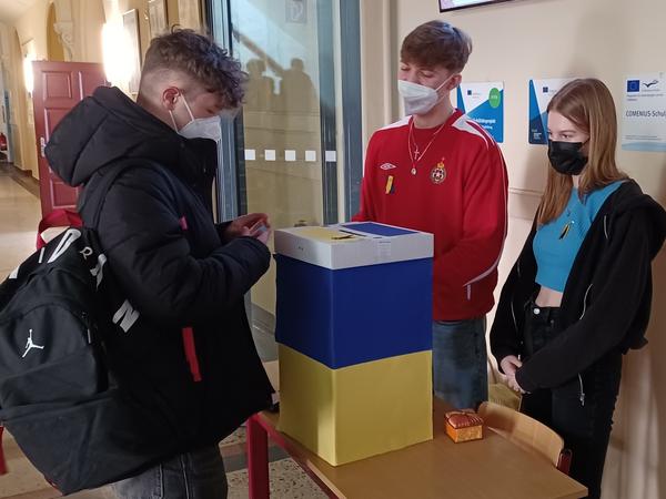 Im Einstein-Gymnasium wurde eine Wahlurne zu einer Spendenbox umgestaltet.