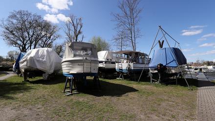 Die Boote des Sportboot-Clubs Havelland liegen auf dem Trockenen.