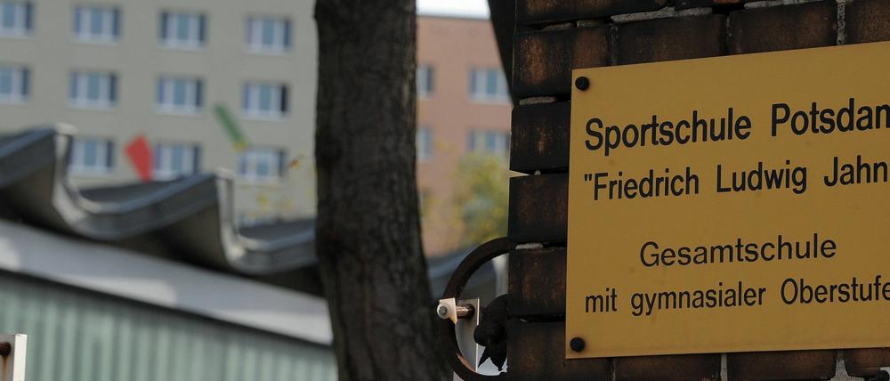 Einfahrt zum Gelände der Sportschule Friedrich Ludwig Jahn in Potsdam. Die Staatsanwaltschaft Potsdam ermittelt wegen sexueller Nötigung gegen zwei Schüler der Sportschule.