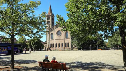 Der Bassinplatz ist Potsdam größter Platz. An der Westseite steht die katholische Kirche St. Peter und Paul.