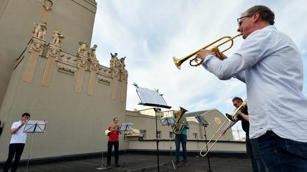 Die Musiker des Staatstheaters in Cottbus haben während der Coronakrise auf dem Dach gespielt.