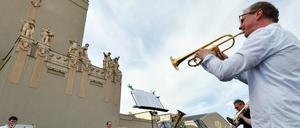 Die Musiker des Staatstheaters in Cottbus haben während der Coronakrise auf dem Dach gespielt.