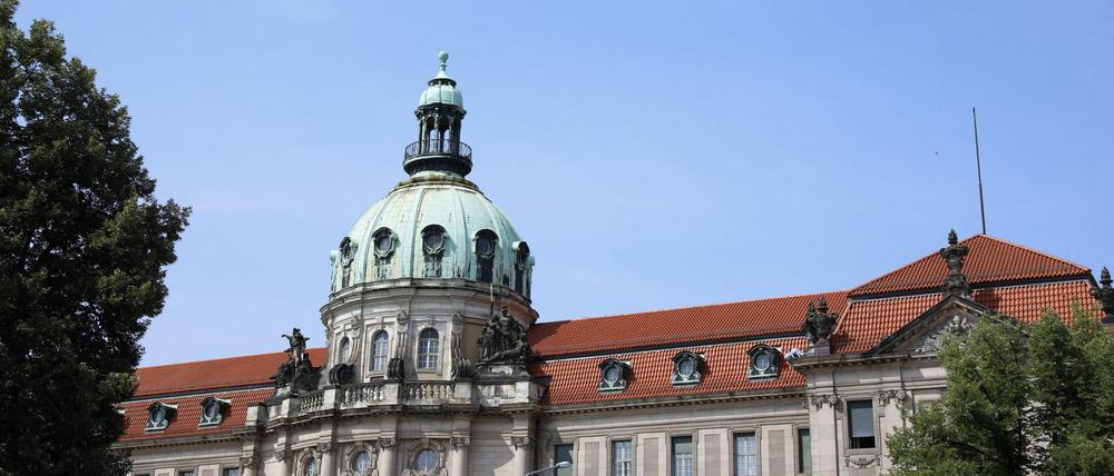 1,3 Millionen Euro aus Land- und Bundesmitteln gehen dabei in die schrittweise Sanierung des Potsdamer Rathauses.