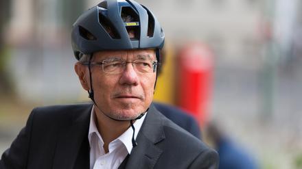 Bürgermeister Burkhard Exner, mit Fahrradhelm Anfang September 2020 beim Start der Aktion "Stadtradeln".