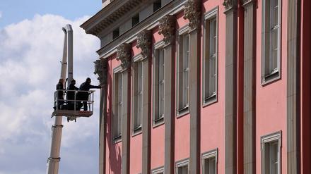 Die Schäden an der Fassade des Landtages werden untersucht.