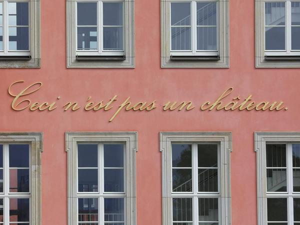 Schriftzug an der Fassade des Landtags am Alten Markt in der Potsdamer Innenstadt.